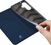 A hand is shown peeling back a clear plastic cover from a blue phone case, revealing a patterned interior. Produktbild-Vorschau
