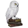 A 3D puzzle model of Hedwig the owl from Harry Potter, perched on a stack of books. Produktbild-Vorschau