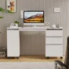 A modern white desk with a computer monitor, drawers, and a side cabinet, set against a textured beige wall. Produktbild-Vorschau