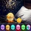A dinosaur egg-shaped night light projecting stars and dinosaurs onto a wall, with multiple color options shown below. Voir les images du produit