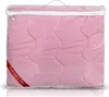 A pink comforter is shown inside its clear plastic packaging. Anteprima dell’immagine prodotto