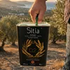 Sitia Premium Gold Olivenöl 3 L Kanister in der Hand im Olivenhain Produktbild-Vorschau