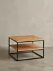 Gesamtüberblick des quadratischen Holztisches im Industrial Design, der die Kombination aus warmem Massivholz und kühlem, robustem Eisen perfekt vereint._#sku_BARWL6.363# Produktbild-Vorschau
