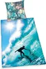 A duvet cover and pillowcase set featuring a surfer riding a wave, with a tropical floral pattern on the pillowcase. Produktbild-Vorschau