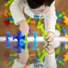 Tomy Fat Brain Squigz: Set de inicio con 22 pequeños Vista previa de la imagen del producto 7