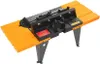 A router table with orange side extensions and black components, supported by gray legs, set against a white background. Anteprima dell’immagine prodotto