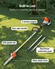 A pole saw with extension poles laid out on a grassy lawn, with text overlays highlighting its features. Produktbild-Vorschau