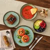 Ein-Personen-Geschirr-Set. Mit Speisen, Suppe, Gemüse und Dessert. Am Tisch essen. Produktbild-Vorschau