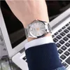 A person wearing a watch on their wrist, with a laptop in the background. Anteprima dell’immagine prodotto