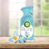 A product shot of an Air Wick air freshener spray bottle with flowers on a wooden surface. Anteprima dell’immagine prodotto