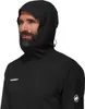 Mann trägt die schwarze "Alto HS Hooded Jacket" von Mammut; mit Kapuze und sichtbarem Logo auf der Brust. Podgląd zdjęcia produktu