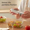A person is holding a lid over a set of glass meal prep containers filled with food. Anteprima dell’immagine prodotto