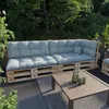 An outdoor seating area with a pallet sofa and coffee table. Voir les images du produit