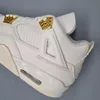 A close-up side view of a white Air Jordan 4 sneaker with gold accents. Anteprima dell’immagine prodotto