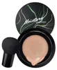 Offene schwarze Feuchtigkeits-Cushion-Foundation-Compact mit hellbeiger flüssiger Foundation und einem schwarzen pilzförmigen Make-up-Schwamm Anteprima dell’immagine prodotto