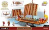 A model of a Roman warship with figures of Roman soldiers, displayed on a blue surface representing water, with additional diagrams and branding. Voir les images du produit