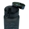 Close-up of the top of a black water bottle with the lid open. Produktbild-Vorschau