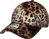 A close-up studio shot of a leopard-print New Era baseball cap with the NY Yankees logo. Anteprima dell’immagine prodotto