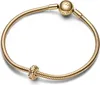 A gold Pandora bracelet with a clip charm and clasp. Produktbild-Vorschau