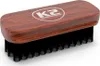 A product shot of a brush with a wooden handle and black bristles. Anteprima dell’immagine prodotto