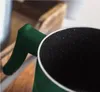 A close-up shot of the handle and interior of a green pot. Anteprima dell’immagine prodotto