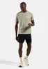 Mann trägt olivgrünes T-Shirt mit Schriftzug und schwarze Odlo Essentials 6 Inch Laufshorts 2.0 ohne Innenhose Produktbild-Vorschau