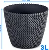 A black planter pot with a textured knit-like design is shown against a white background. Dimensions and volume are indicated with text and arrows. Anteprima dell’immagine prodotto