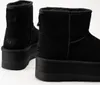 A close-up studio shot of two black UGG platform boots. Anteprima dell’immagine prodotto