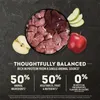A flat lay image of raw meat, apples, and text highlighting product features. Voir les images du produit