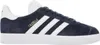 A side view of a navy blue Adidas Gazelle sneaker with white stripes and sole. Produktbild-Vorschau