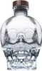 A clear, front-facing studio shot of a Crystal Head Vodka bottle shaped like a human skull. Anteprima dell’immagine prodotto
