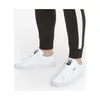 A person wearing Puma Basket Classic XXI Uni Sneakers and black pants with a white stripe. Produktbild-Vorschau