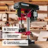 A red and black drill press is shown in a workshop setting with shelves of wood in the background. Text overlays describe its features. Produktbild-Vorschau
