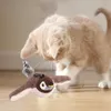 Braun-beiges Plüschvogel-Katzenspielzeug mit Federn, auf Holzboden, mit einer hellorangen Katze, die es ansieht Náhľad obrázku produktu