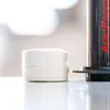 A close-up shot of coffee filters next to an AeroPress. Anteprima dell’immagine prodotto