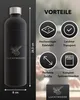 A black water bottle with a silver cap is shown next to a graphic highlighting its features and dimensions. Produktbild-Vorschau