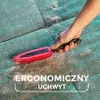 A hand is using a red and black pet hair removal brush on a green fabric surface covered in pet hair. Podgląd zdjęcia produktu