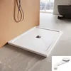 A white rectangular shower tray with a square drain is placed on a tiled floor in a modern bathroom. A dark bathtub and a window with a winter landscape are visible in the background. A separate image of a white drain pipe is in the bottom right corner. Anteprima dell’immagine prodotto