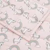 A close-up view of a pink blanket with a repeating pattern of white unicorns and rainbows. Voir les images du produit