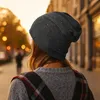 Čiapka typu "beanie" s trblietkami, nity, farba hnedá Náhľad obrázku produktu 2