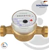 A close-up studio shot of a water meter with a white background and a light gray circular overlay. Anteprima dell’immagine prodotto