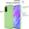 A light green phone case is shown next to a smartphone displaying a colorful wallpaper. Text overlays highlight features like camera and screen protection, raised lips, and button design. Produktbild-Vorschau
