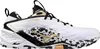 A side view of a white Mizuno handball shoe with black and gold accents. Voir les images du produit