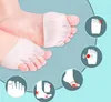 A close-up of a person's feet wearing silicone toe separators, surrounded by circular diagrams illustrating foot pain. Podgląd zdjęcia produktu