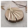 A set of gold-colored knives arranged on a wooden slice. Anteprima dell’immagine prodotto