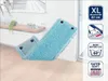 A blue mop head is laid out on a wooden floor in front of a white wall and a cabinet. Produktbild-Vorschau