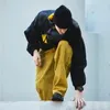 A person in athletic wear is crouching on a ledge. Náhľad obrázku produktu
