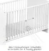 Close-up view of a white crib with three removable slats highlighted by arrows. Produktbild-Vorschau