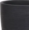 A close-up view of the textured surface of a black planter. Voir les images du produit