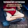 A person is sitting in a gaming chair, holding a game controller. The chair is black with red accents. Text overlays highlight comfort and freedom of movement. Produktbild-Vorschau